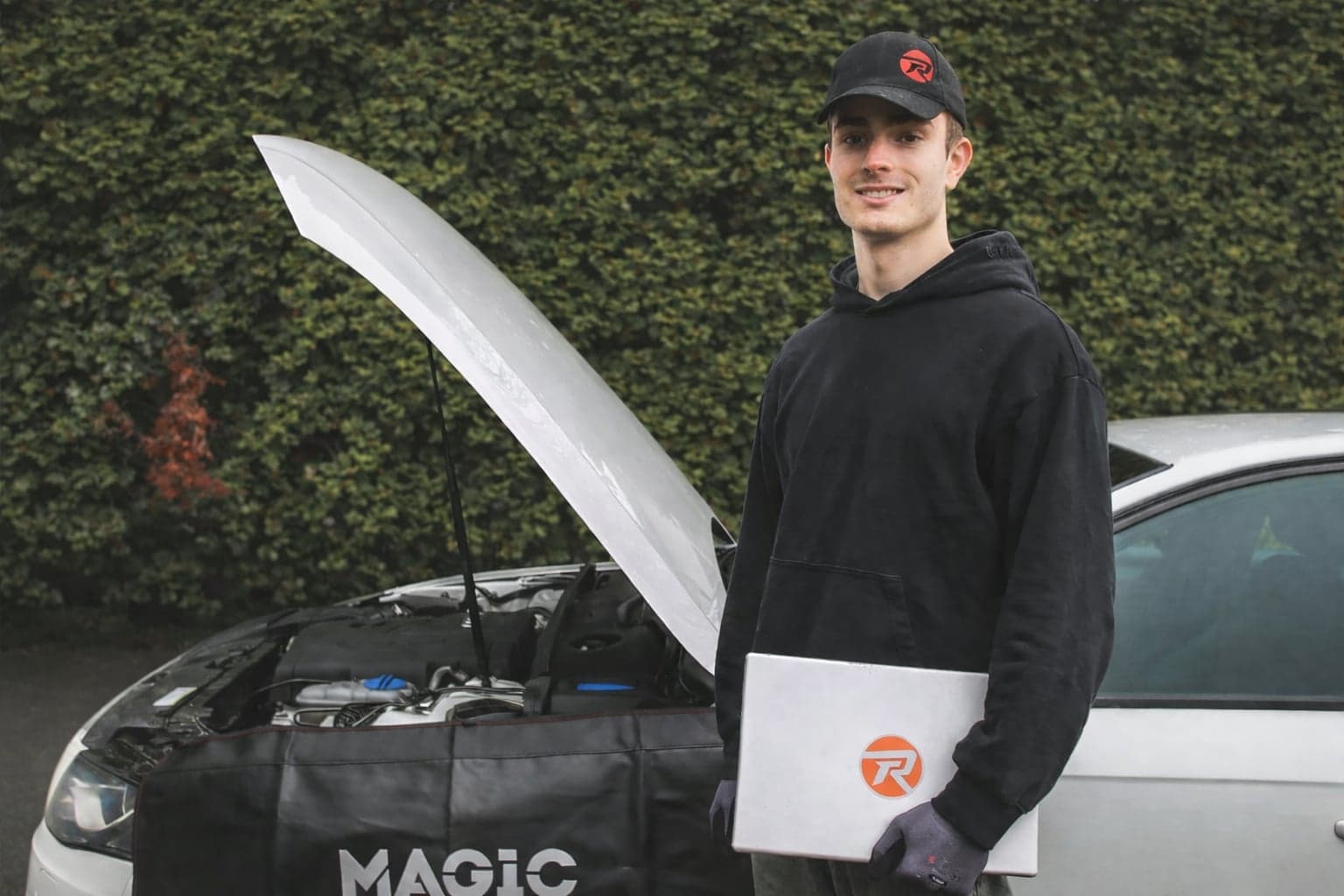 Revtech-Spezialist arbeitet mit Laptop im Tuning