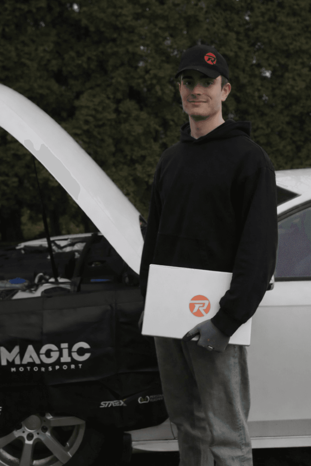 Revtech-Spezialist mit Laptop bei Tuning-Arbeiten