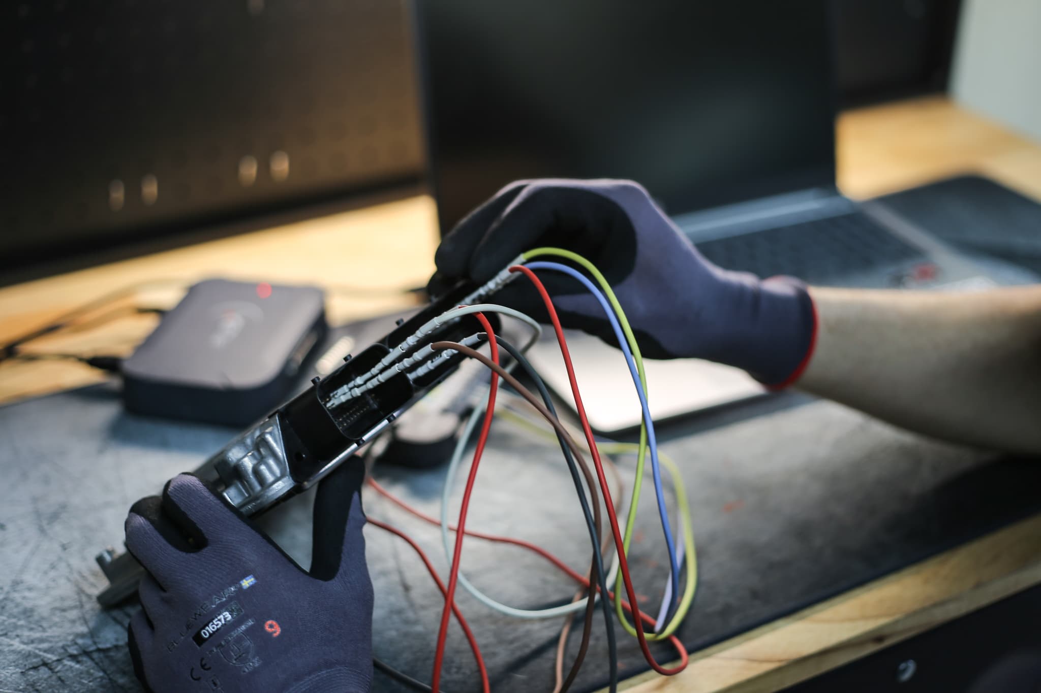 Werkstatttechniker führt ECU-Tuning an einem Fahrzeug durch